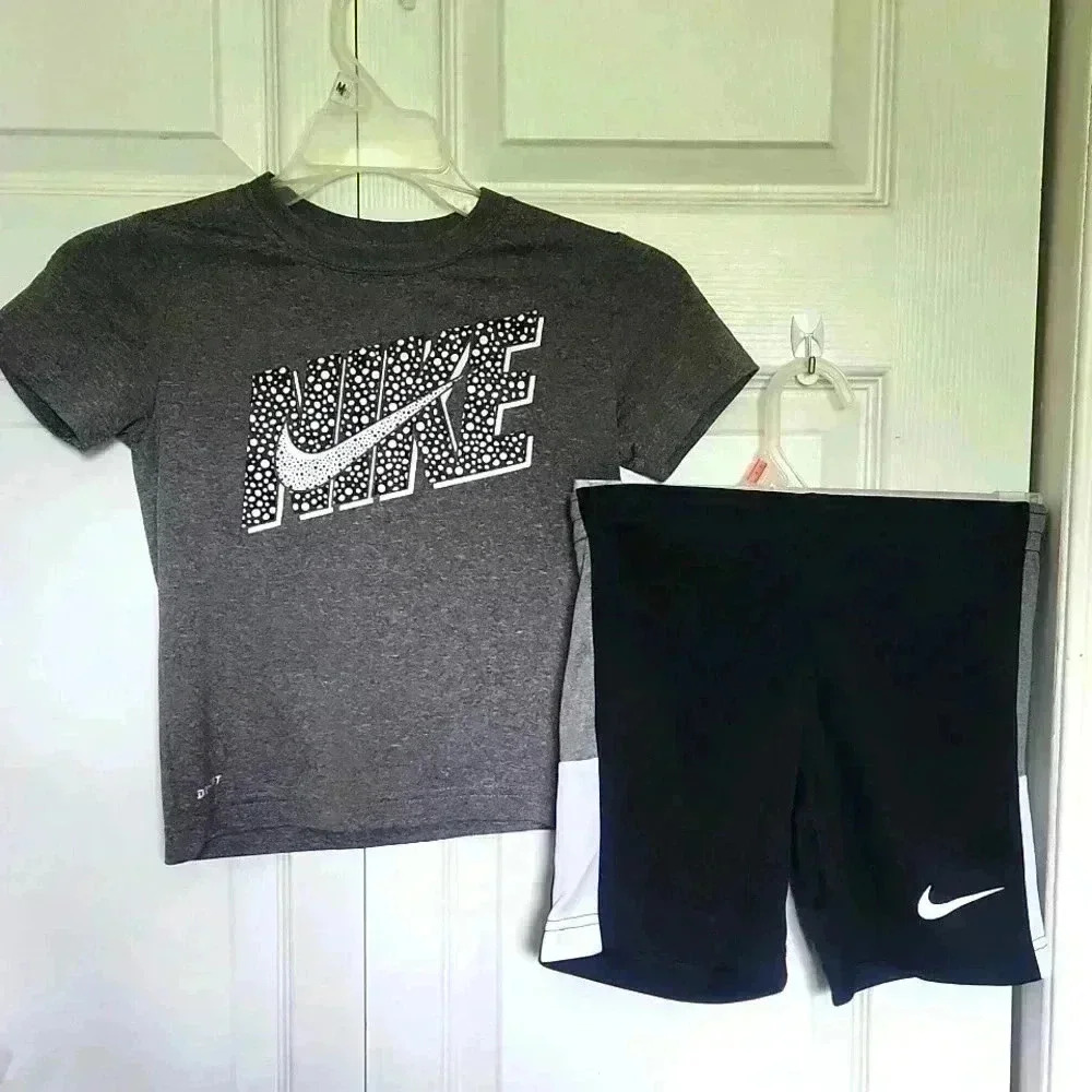 Boys Nike 2 Piece  Set - Size 4-5
